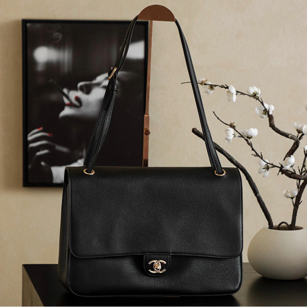 [스페셜오더]CHANEL-AS6133 샤넬 2026 봄-여름 프리-컬렉션 프레피 코코 가죽 스트랩 클러치 라지 숄더백 블랙