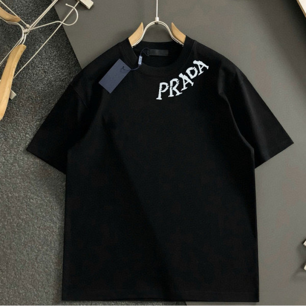 PRADA-041313 프라다 2026SS 남녀공용 자수크루넥 티셔츠
